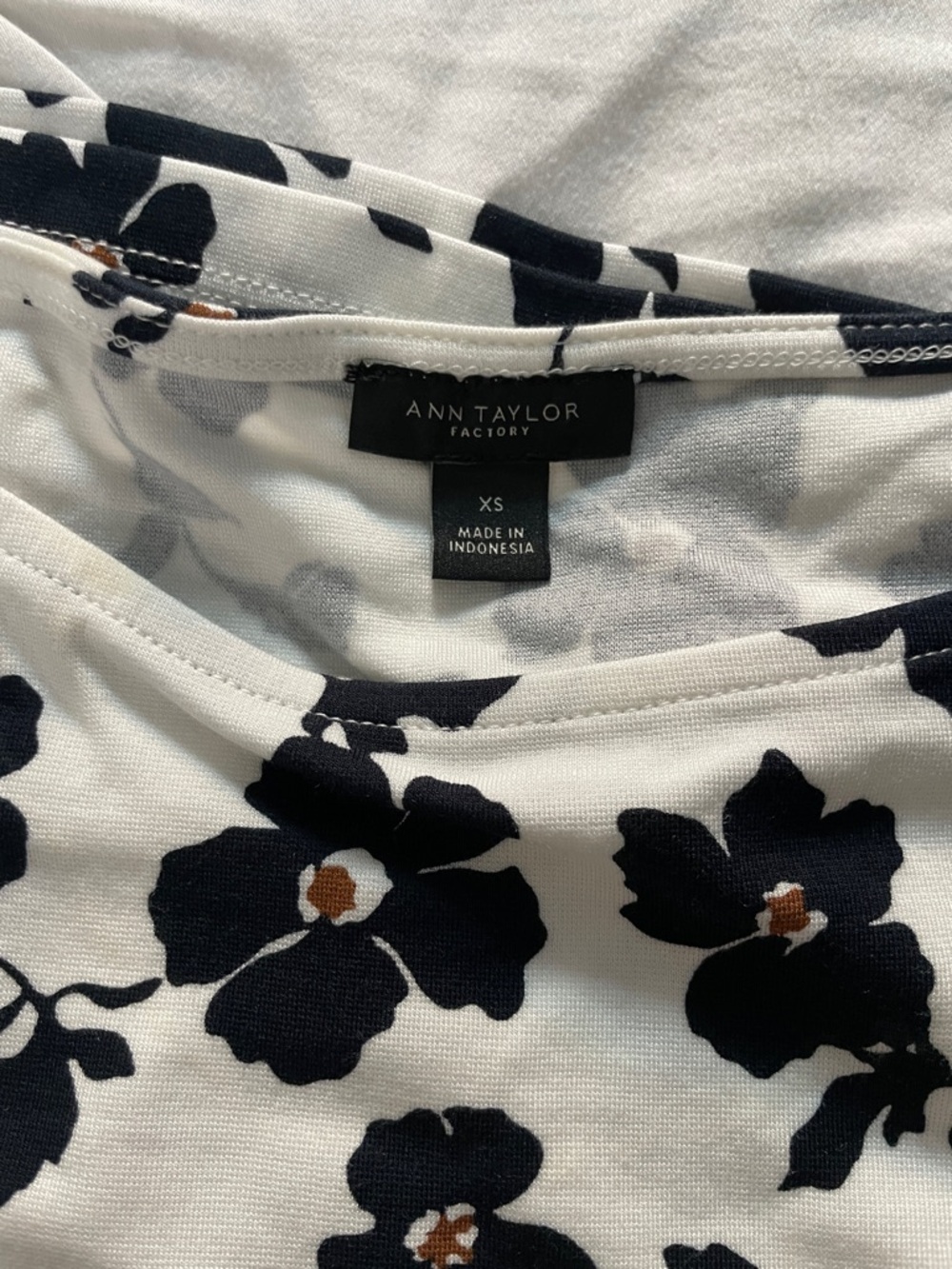 Ann Taylor Black Floral Scoop Neck Tee Shirt - Picture 6 of 6